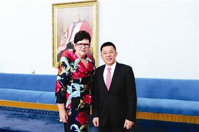 新西兰首位女总理希普利和陈玉树合影 新西兰首位女总理希普利和陈玉树合影