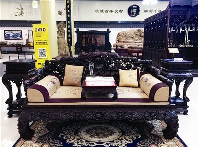 陈玉树参与设计的《荷花罗汉床》 荣获2015年中国工艺美术“百花奖”金奖 陈玉树参与设计的《荷花罗汉床》 荣获2015年中国工艺美术“百花奖”金奖