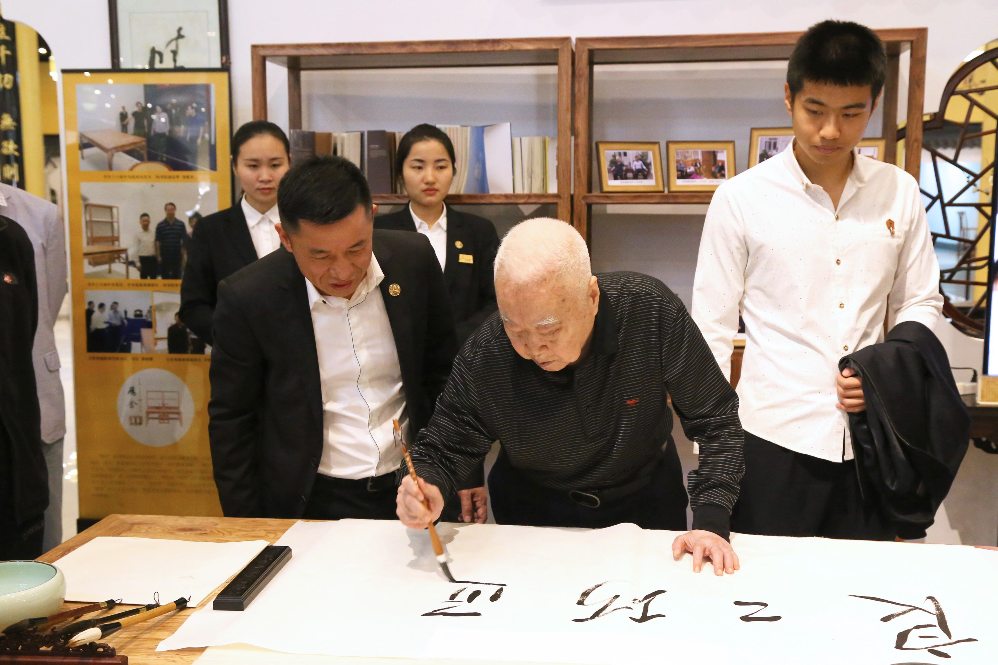 王汉斌写字_1.jpg